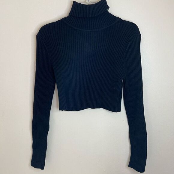 FashionNova| Turtleneck| thick good quality fabric| Has stretch - Picture 5 of 11